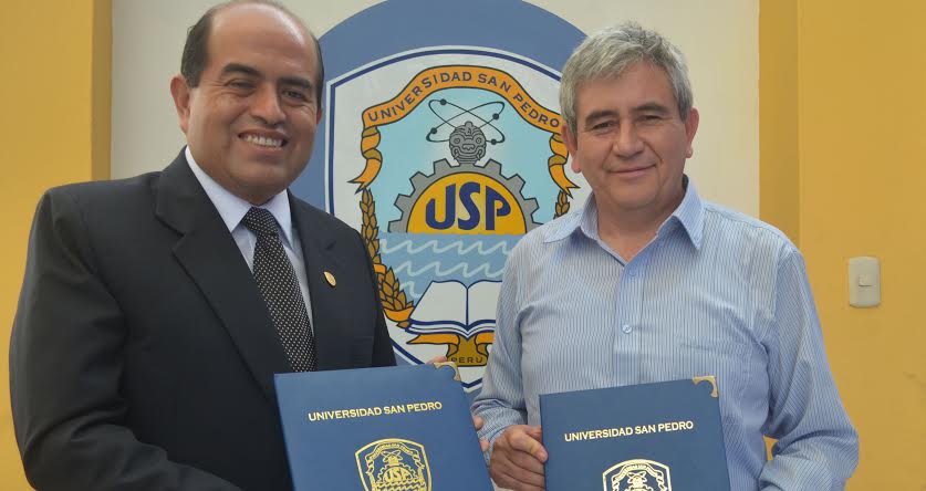 Alberto Pérez de la USP y Luis Poma, co-director de Chimbotenlinea.com, tras firma de alianza entre ambas instituciones.