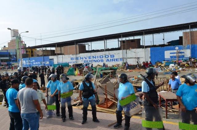 Agentes de serenazgo y Plocía Nacional participaron en desalojo, ante resistencia de comerciantes.