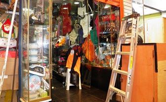 Los ladrones robaron en las tiendas Nº 140 y 141 de venta de ropa de vestir.