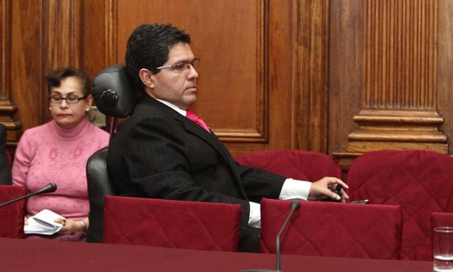 Urtecho es cuestionado por el recorte de salarios a los trabajadores de su oficina congresal.