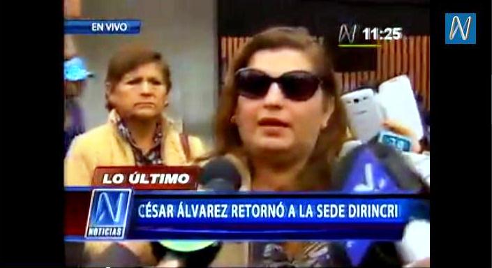 Milagros Asián, esposa de César Álvarez, llegó a la Dinincri y declaró en los exteriores.