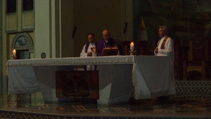 Monseñor Ángel Francisco Simón Piorno, ofició esta noche una misa por los 9 días del fallecimiento del exconsejero regional, Ezequiel Nolasco.