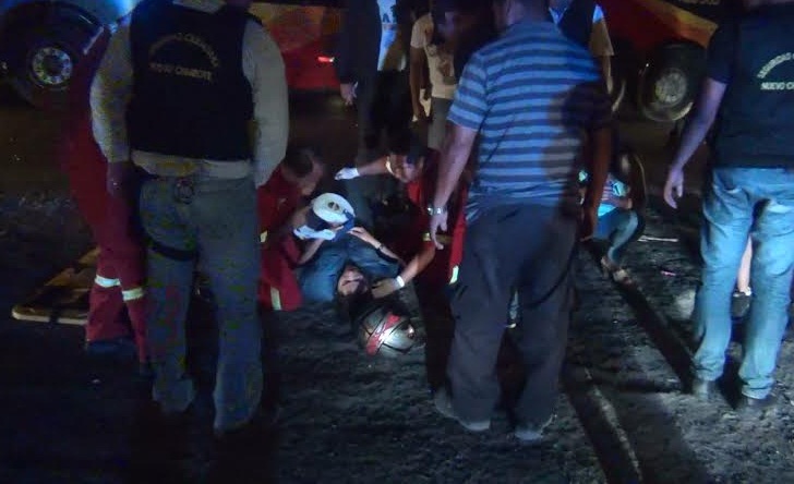El motociclista Pavel Aguirre sufrió un aparatoso accidente en la CPN, en Nuevo Chimbote. (Foto MDNCH)
