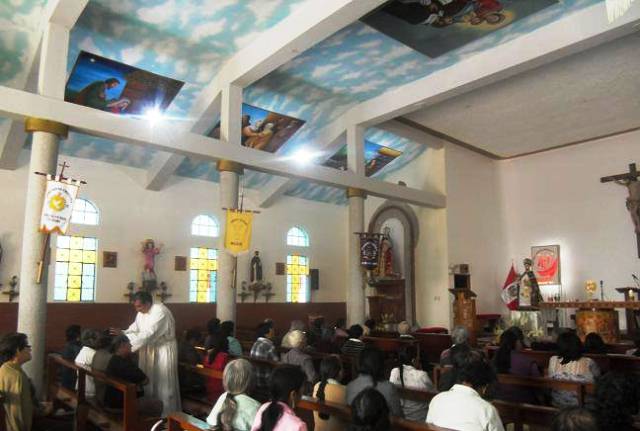 Ceremonia de bendición de los lienzos del techo de la iglesia de Moro.