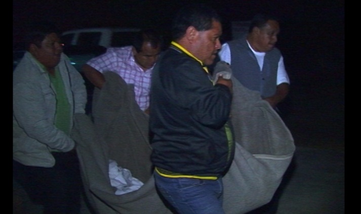 Momentos en que los agentes policiales retiran el cuerpo de Evelyn Alexandra Aybar Cáceres.