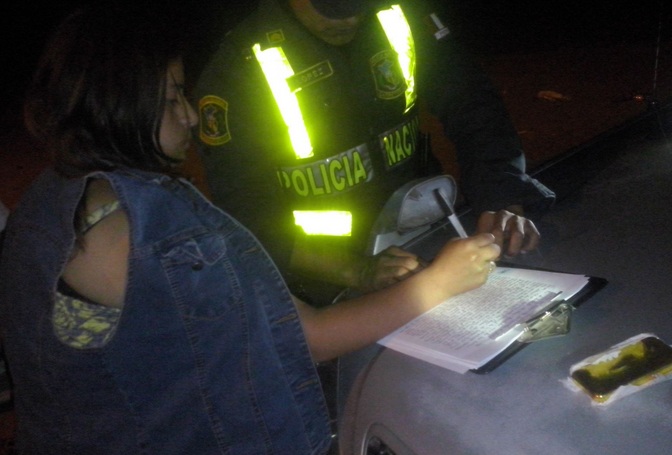 Lizbeth Margorie Cueva Rojas momentos en que es intervenida por la Policía de Carreteras. (Foto cortesía PNP)