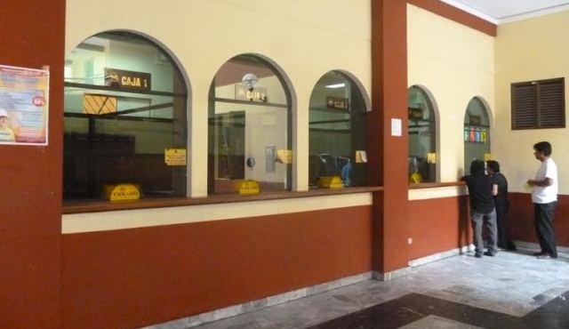 Dos delincuentes con pistola en mano y durante 10 minutos asaltaron el área de Tesorería.
