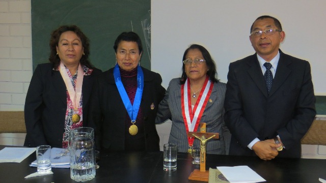 La magíster Luz Falla Juárez fue juramentada como nueva decana.