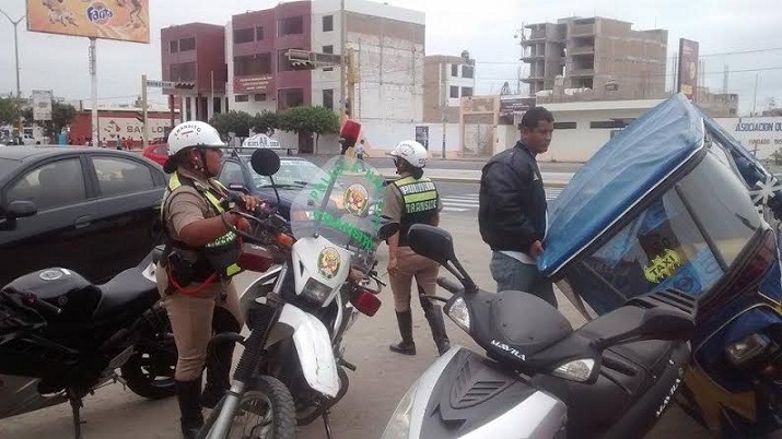 Dos agentes femeninas de la Policía de Tránsito fueron atacadas por los familiares de un mototaxista.