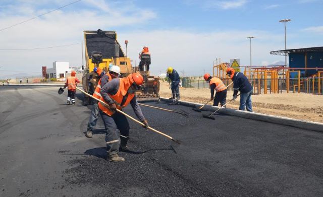 Actualmente se coloca la segunda capa de asfalto caliente en obra de intercambio vial.