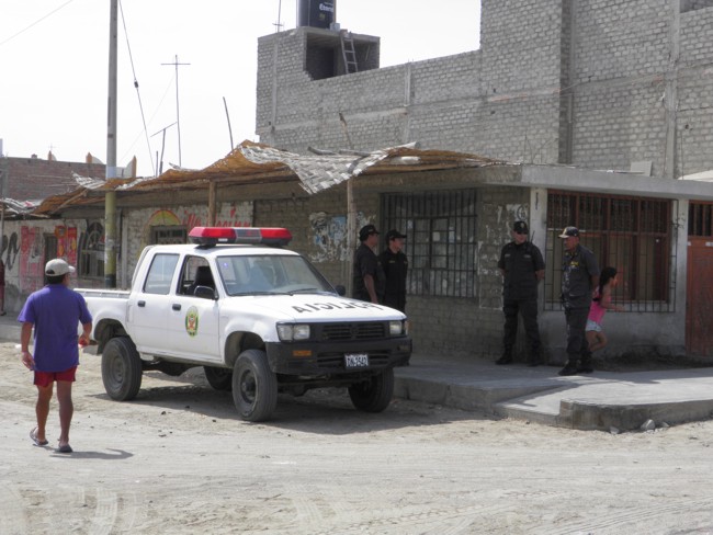 Resguardo policial intenso en la casa de Fiorela Nolasco.