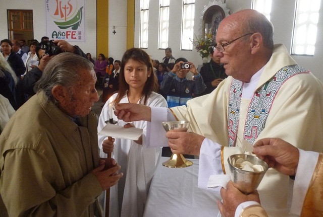 P. José Hayden se mostró feliz con sus fieles de la Parroquia Santa Rosa.