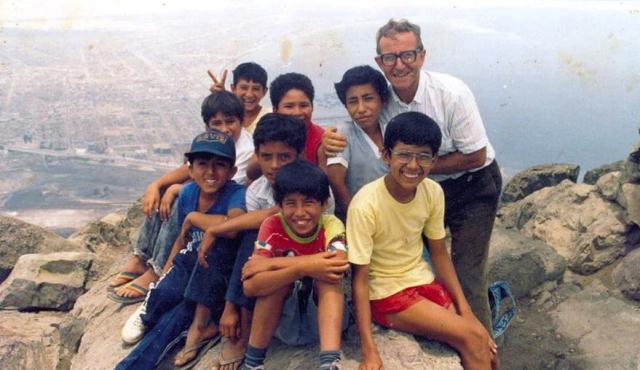 Padre Sandro Dordi con niños de Santa, entre ellos el autor de la nota.