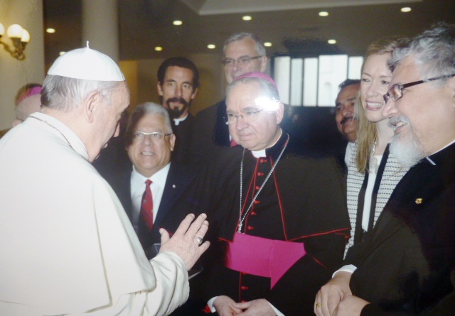 Sacerdote chimbotano Manuel Larrosa saluda a su santidad Francisco en el Vaticano.