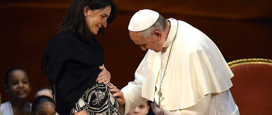 "Las cosas tienen un precio y son vendibles, pero las personas tienen una dignidad", dice el Papa.