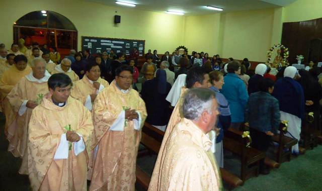 Solemne misa por las Bodas de Oro de la Parroquia San Pedro de Chimbote.