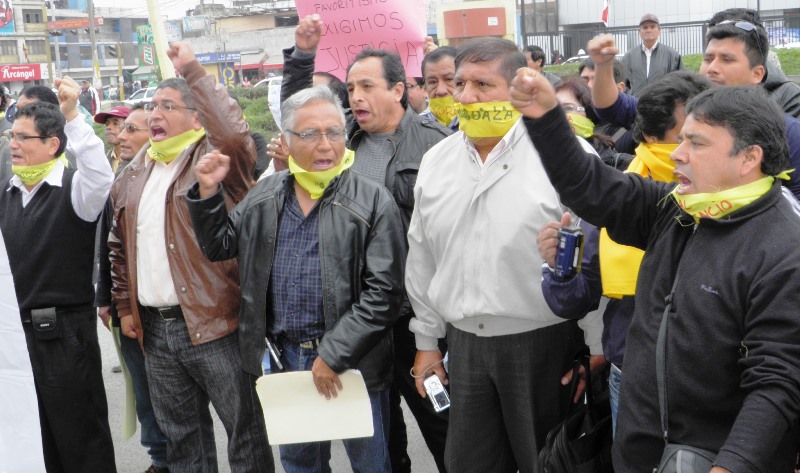 La prensa independiente en peligro. Los periodistas no alineados a César Álvarez, hicieron un plantón frente a la Corte del Santa.