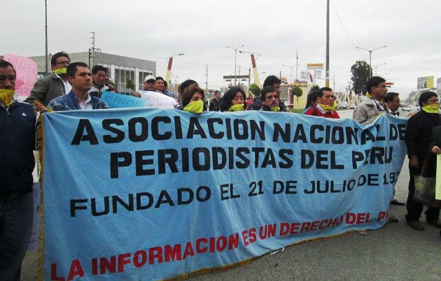 Miembros de la Asociación Nacional de Periodistas de Chimbote se unieron a protesta.