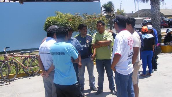 Integrantes de la banda de músicos de la municipalidad de Nuevo Chimbote quienes fueron despedidos.