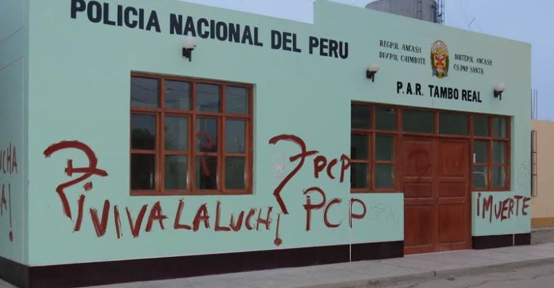 Esta madrugada aparecieron pintas subversivas en la pared de la nueva comisaría de Tambo Real.