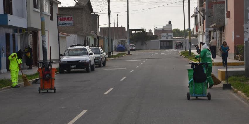 Son un ejemplo. Los vecinos de Bellamar contribuyen a mantener limpias las calles de su urbanización. (Foto: cortesía MDNCH)