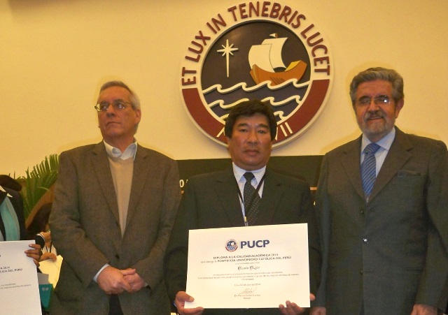 Autoridades de la PUCP entregaron reconocimiento a director del colegio Mundo Mejor.