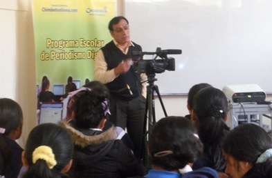 Ingeniero Wagner Gallardo Gago con los periodistas escolares.