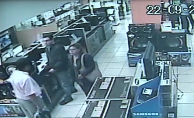 Tenderos fueron filmados en céntrica tienda de artefactos.