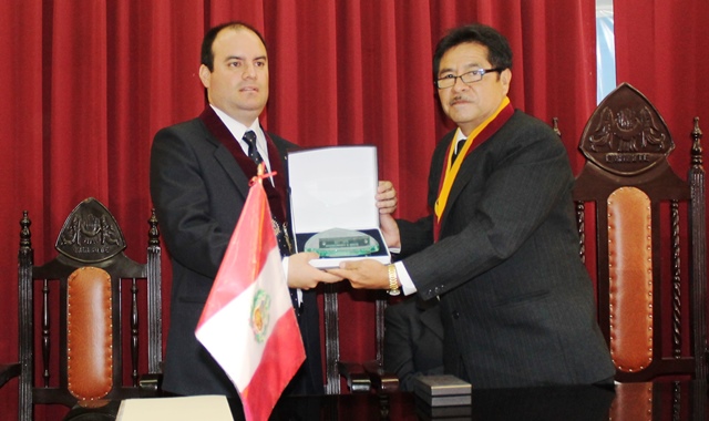 Luis Espinoza, Presidente de Rotary, recibiendo la llave de la ciudad por el regidor Oswaldo Avalos.