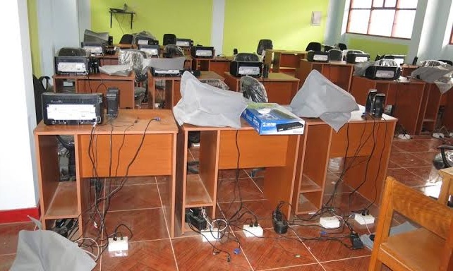 La sala de cómputo del colegio Mariano Melgar se quedó sin equipos.