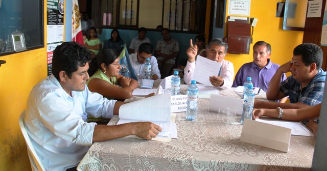 Sesión de concejo del distrito de Samanco.