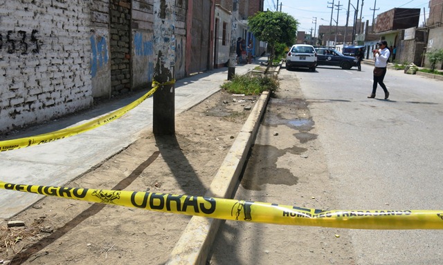 El cuerpo del ingeniero civil quedó tendido en el frontis de la Panadería Apurímac.