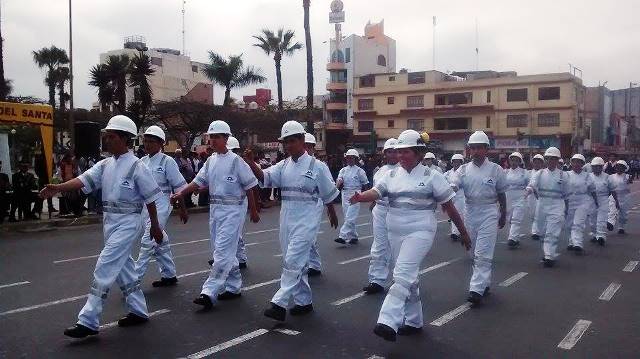 Estudiantes de SENATI participaron hoy en izamiento y desfile.