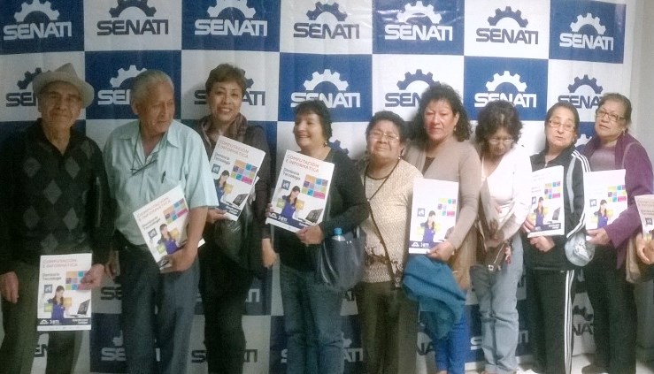 Participantes del curso de uso de TICs para adultos mayores de Essalud.
