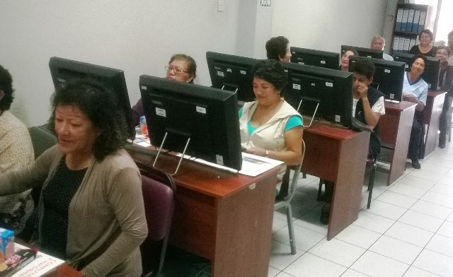 Adultos mayores ahora también puede conocer más sobre computación, gracias a SENATI.