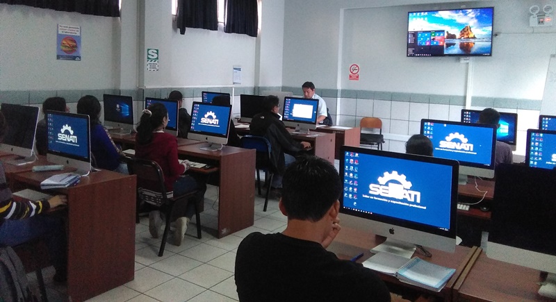 Taller de diseño gráfico se realizan en laboratorios de Senati en Nuevo Chimbote.