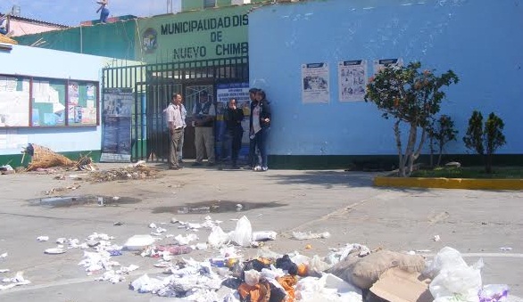 Los trabajadores de limpieza de la comuna sureña arrojaron basura frente a la sede municipal.