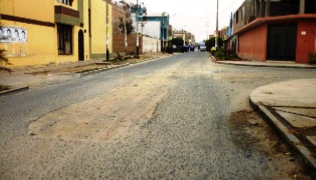 Así lucen las calles de la urbanización Santa Rosa hoy, tras cuatro años desde que fue levantada la carpeta asfáltica precisamente para ejecutar el cambio de redes de desagüe. (Foto: Mónica Gismondi)