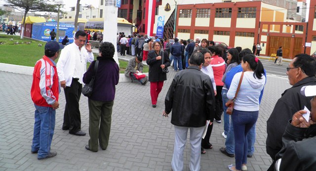 En la plaza de armas de Chimbote se han instalado carpas para vacunación.