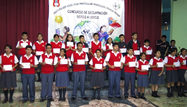 Ganadores del concurso “Verso a Verso” al conmemorarse los 47 años del colegio Mundo Mejor.