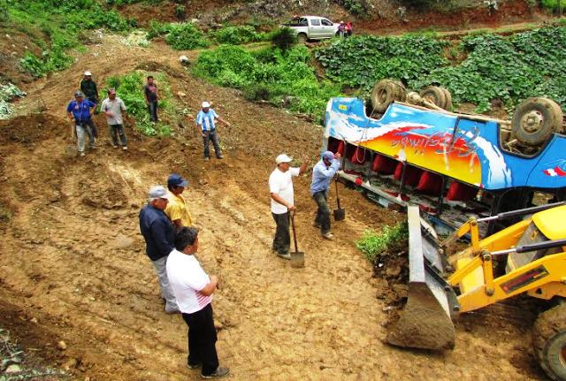 Daños en carreteras originan accidentes en la zona.