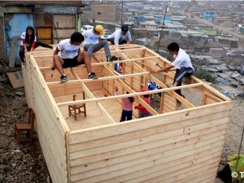 Voluntarios apoyan construcción de viviendas para familias pobres.