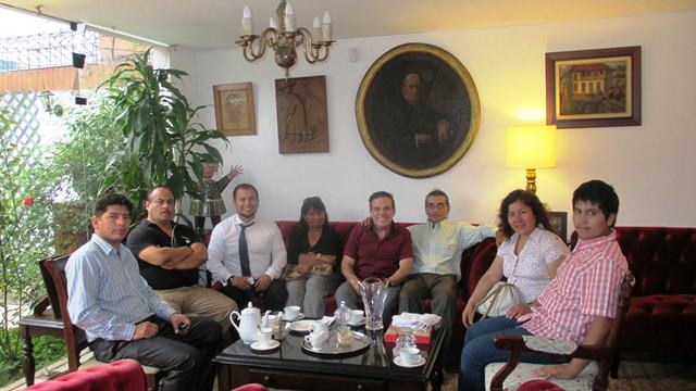 Líder de "Puro Áncash" y familia en casa de Gonzalo Alegría celebrando pago de deuda.