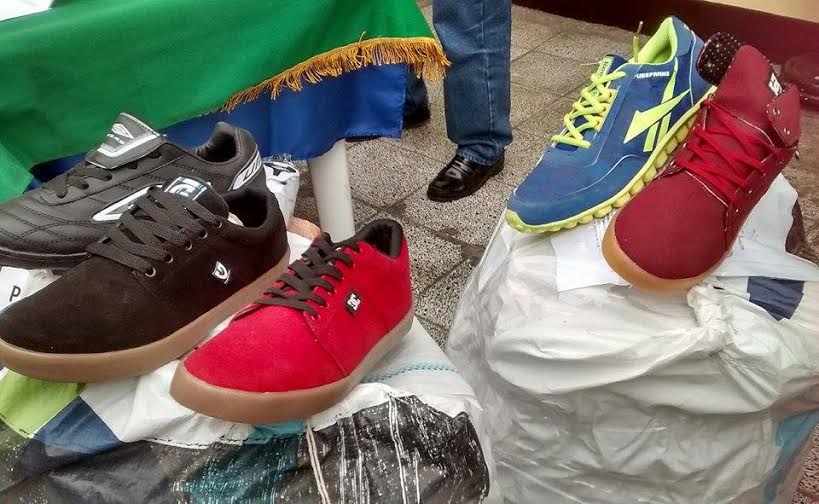 Se incautaron cientos de zapatillas "pirateadas" de reconocidas marcas.
