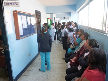 personal-hospital-la-caleta-examen