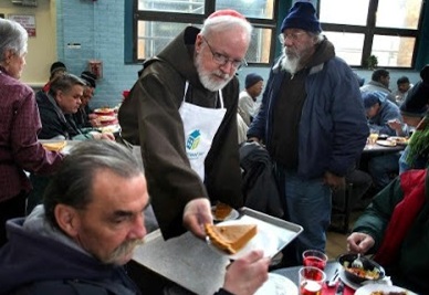 cardenal-omalley-reparte-almuerzos-a-pobres