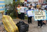 Los pequeños del colegio inicial Mundo de Niños protestaron hoy por la acumulación de basura en su plantel.