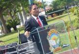 Valentín Fernández, alcalde de Nuevo Chimbote, en la ceremonia de izamiento del pabellón nacional.
