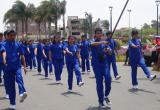 Alumnos de la UNS desfilaron luego del izamiento en la Plaza Mayor de Nuevo Chimbote.