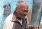 Don Víctor Vivanco lleva 15 años abandonado en su humilde vivienda de la urb. Bellamar.